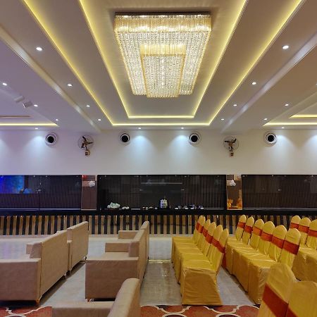 Hotel Ganpati Palace Матхура Екстер'єр фото