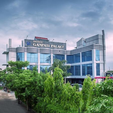 Hotel Ganpati Palace Матхура Екстер'єр фото