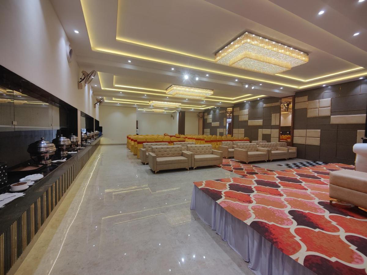 Hotel Ganpati Palace Матхура Екстер'єр фото