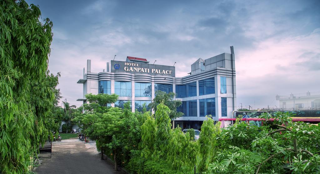 Hotel Ganpati Palace Матхура Екстер'єр фото